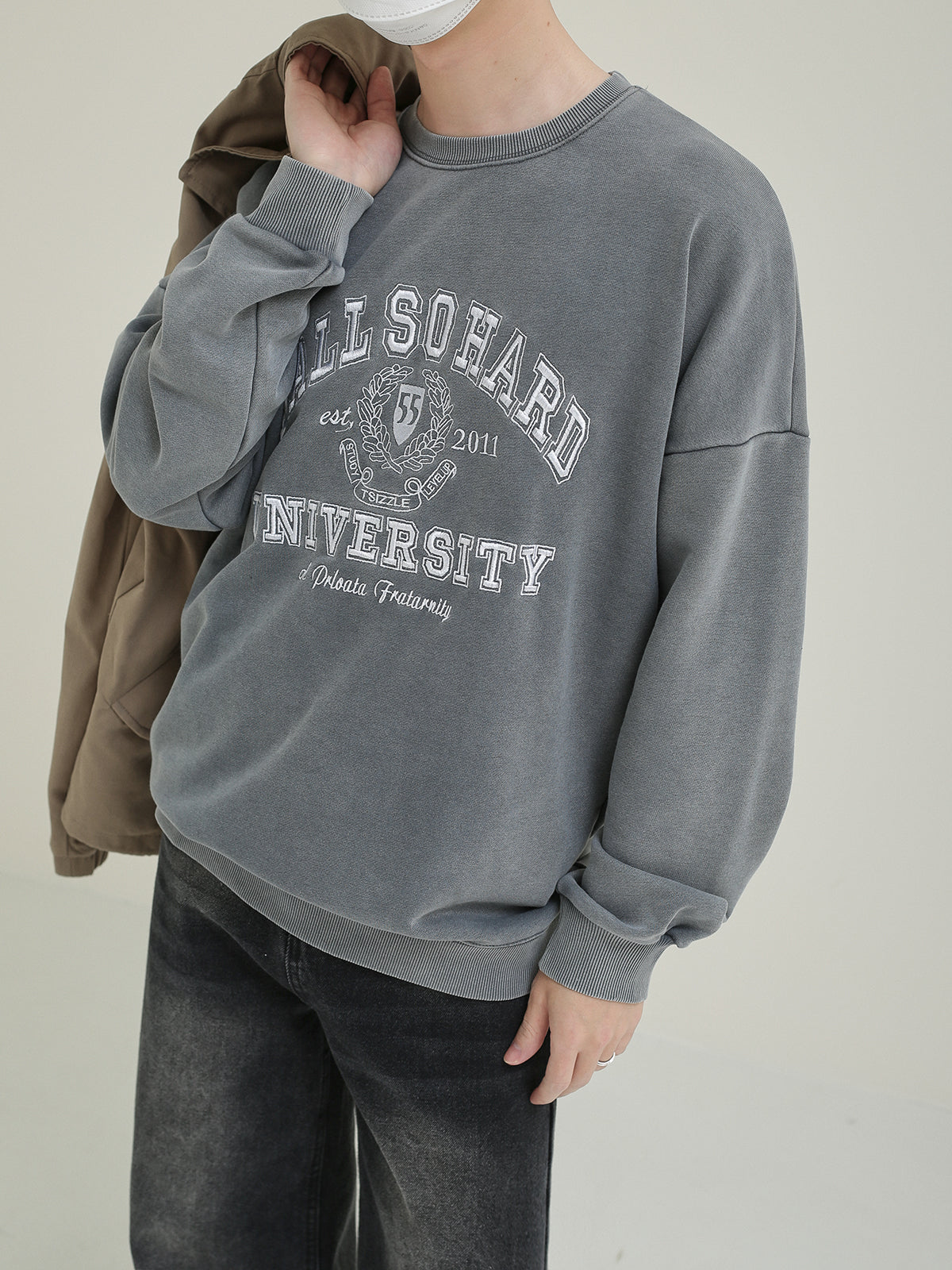 Sweat with character embroidery M173